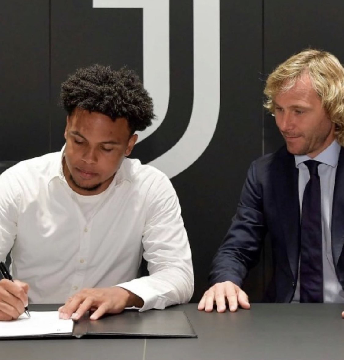 Ismael_39's tweet photo. Con 22 años aterrizó en uno de los mejores clubes del mundo, está siendo dirigido por Andrea Pirlo y compartirá con Cristiano Ronaldo. El primer estadounidense reclutado por el equipo absoluto de la Juventus de Turín. WESTON MCKENNIE. https://t.co/pfJLMTG6XX