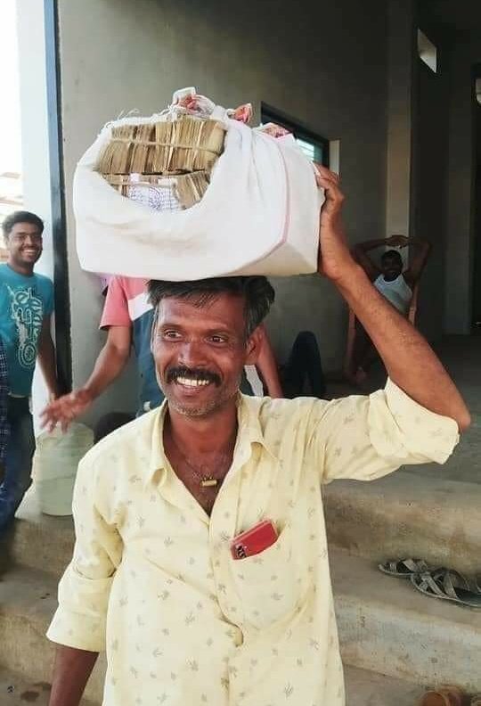 Shabdalekhani's tweet photo. चार एकर कोथिंबीरीला ४१ दिवसात जेव्हा १२ लाख ५० हजार रूपये मिळाले तेव्हा या शेतकऱ्याच्या चेहऱ्यावरचं हास्य सर्व काही सांगून जातं...❤️

#शेतकरी https://t.co/hl1WH5GdNX