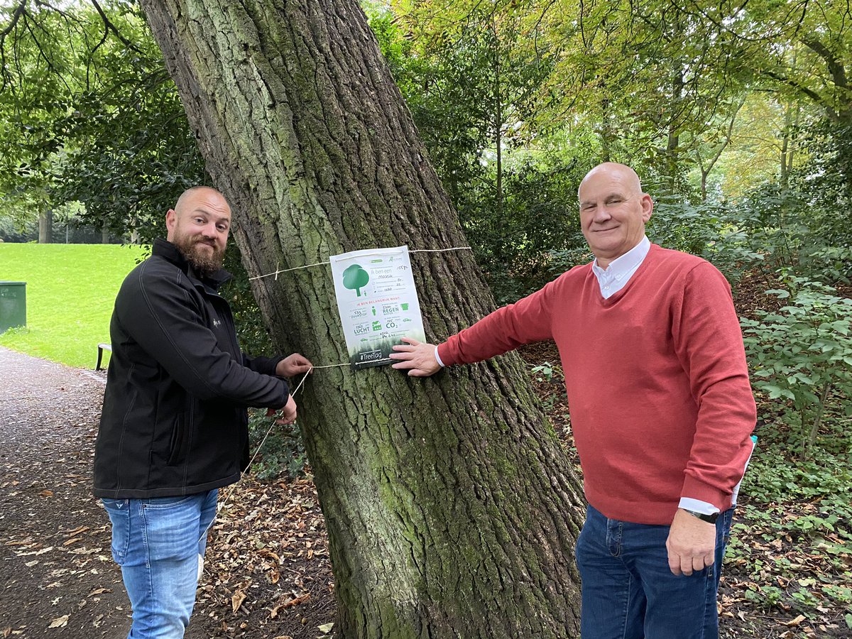 HenkWer's tweet photo. Vandaag met collega Tommy zo’n 50 bomen voorzien van een #Treetags alle baten van bomen in het Park onder de Euromast.       #Stichtingdroomendaad.                   #Rotterdam.                                            #piusflorisboomverzorging https://t.co/mhEmBYC9Uc