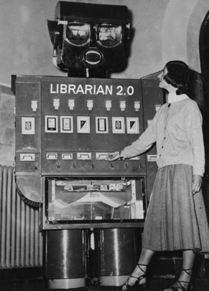 Esta es una imagen muy curiosa. Fotografía "futurista" de una bibiliotecaria 2.0, realizada en la primera mitad del siglo XX. Así veían desde el pasado nuestro presente. https://t.co/duZc07gAwI