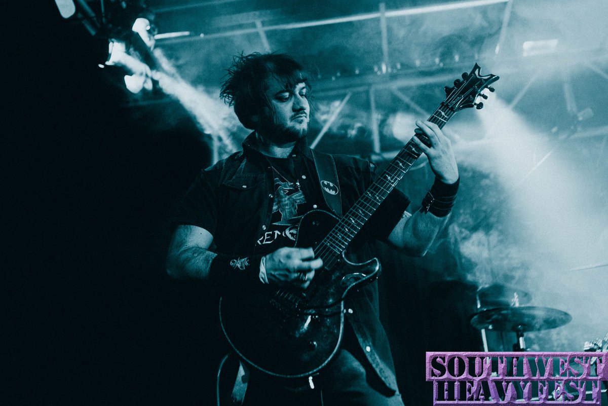 Dantera665's tweet photo. It almost looks like I know what I'm doing ๐
Photo: A.M. photography
#guitarist #metalguitarist #gig #gigging #metal #metalband #deanguitars #deandeceiver https://t.co/NfTM8NtAJC