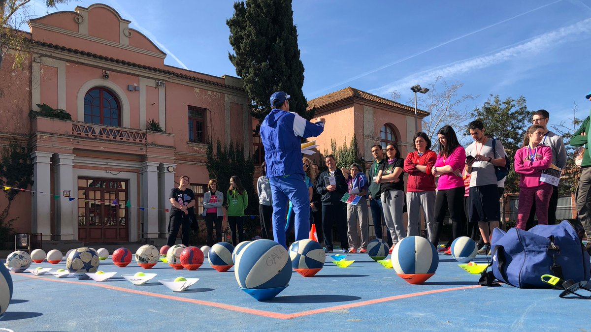 radiocornella's tweet photo. 📣El Consell Esportiu del Baix Llobregat @cebllob es reuneix per debatre sobre l'inici del curs 2020-2021. En la trobada virtual s'ha premiat l'escola cornellanenca SAMC pel seu projecte de promoció d'hàbits saludables. 
🔗https://t.co/8rCaefMoiF
#RàdioCornellà #SempreAlTeuCostat https://t.co/dRX36VCTC0