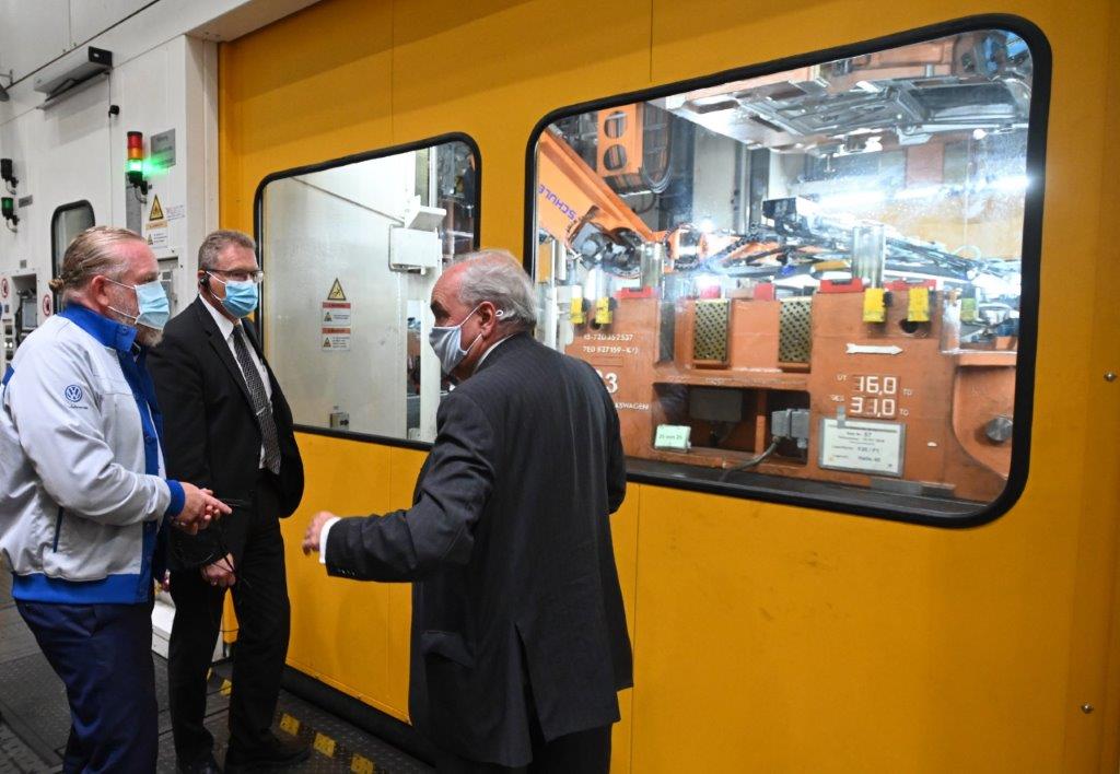 VWCV_news's tweet photo. Yesterday, Pedro Villagra Delgado (ambassador of Rep. of #Argentina) visited the #VWCV plant in #Hanover &amp; talked to CEO #CarstenIntra and production director Josef Baumert about the brand: “I got to know the plant as a modern production site for #Transporter &amp; #Amarok,” he said. https://t.co/IXSMx9cZ5S