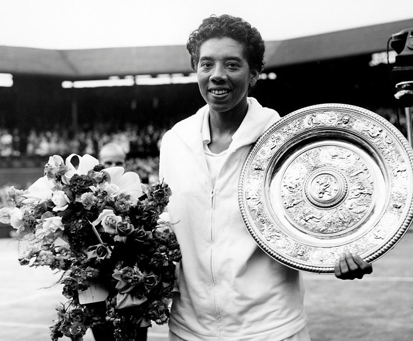 Same Sport Same Rights | sportallarovescia.it/sar5/attualita…
Oggi raccontiamo la storia di Althea Gibson, la prima tennista afroamerica a partecipare ai campionati nazionali degli Stati Uniti. Successivamente ha disputato, ottenendo una vittoria, il torneo di Wimbledon.