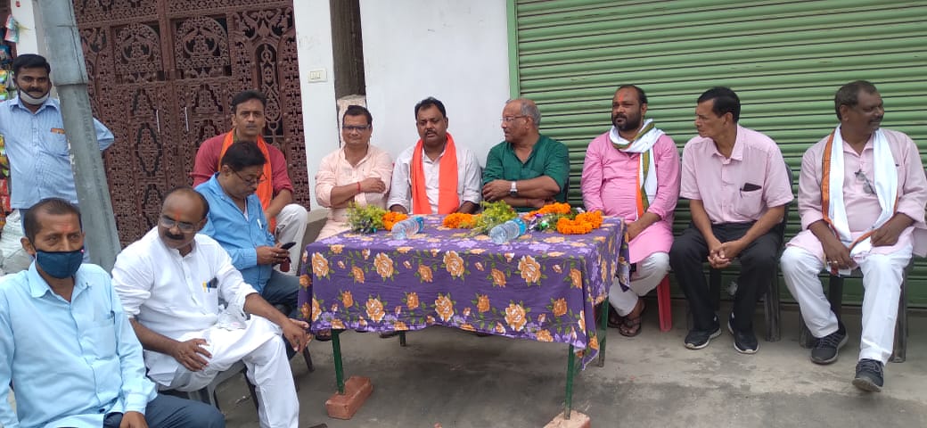 tarkishorepd's tweet photo. कटिहार नगर के वार्ड नं12 अंतर्��त महंतनगर में मुख्यमंत्री क्षेत्र विकास योजनान्तर्गत पीसीसी पथ से दिग्विजय नाथ पांडेय के घर होते हुए देवेंद्र प्रसाद सिंह के घर तक मिट्टी भराई एवं इट सोलिंग का निर्माण कार्य का शिलान्यास किया ।
"भाजपा पर भरोसा है"
#DevelopingKatihar #DevelopingBihar https://t.co/fYDUgKzqLw