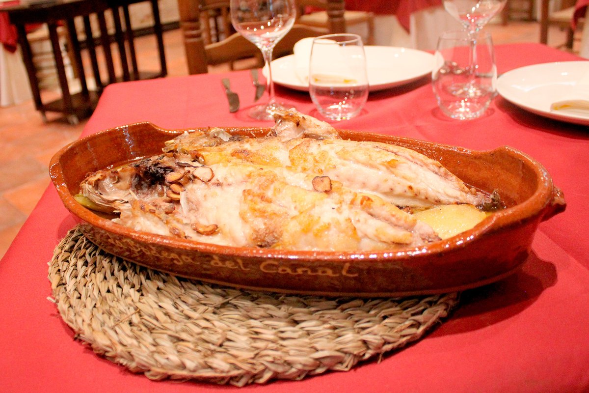 bodega_canal's tweet photo. Quizás no conozcas el Xargo... pero si te lo ponen hecho en #horno de leña y con su base de #patatas panaderas... ¡ya no se te olvida! 🤤😋

#Pescados #Xargo #PescadoAzul #PescadodeRoca #ComidaRica #LaBodegadelCanal #Restaurante #Bar #Cafetería #VillamurieldeCerrato #Palencia https://t.co/IEdaXUIDpQ
