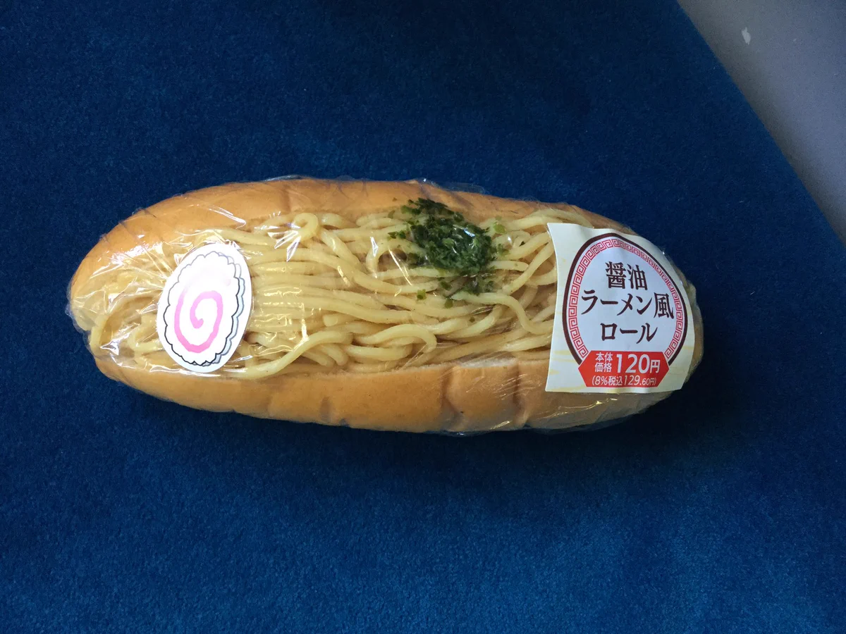 醤油ラーメン風ロール。北海道のセイコーマートの新商品みたいです。