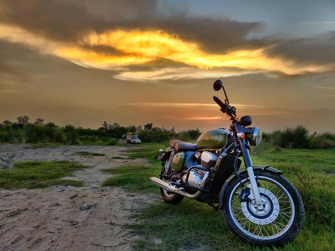 jawamotorcycles's tweet photo. Unreal Sunsets

#Repost Ravi Jaiswal

#jawa #jawatravels #jawamotorcycles #jawaclassic #jawalovers  #jawalove #jawaisback #classiclegends #jawalife #explorewithjawa #idealjawa #legendisback #jawafamily #classicmotorcycle #newjawa #beautifuljawa #legendsride #jawashots https://t.co/dYj3S1dvKi