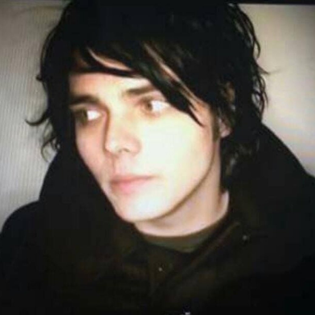 the haahoos are taking over so here's a thread of my fave gerard pics