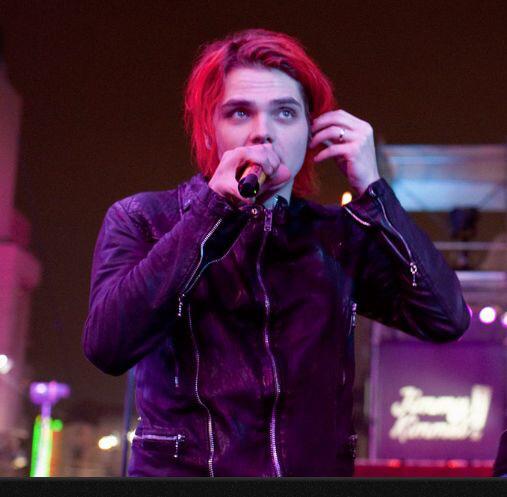 the haahoos are taking over so here's a thread of my fave gerard pics