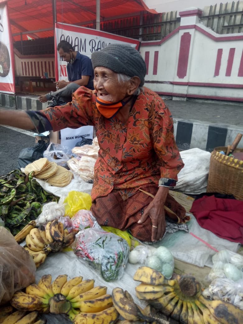 ndaeyy_'s tweet photo. teman-teman yang tinggal di wonogiri kalo lewatin agraria tolong dibantu simbahnya yaa😭🥺 kasian mbahnya uda gabisa bedain uang🥺 https://t.co/H0KQ5sw9t4