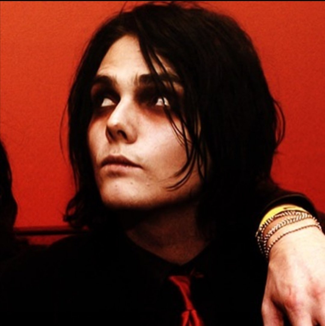 the haahoos are taking over so here's a thread of my fave gerard pics