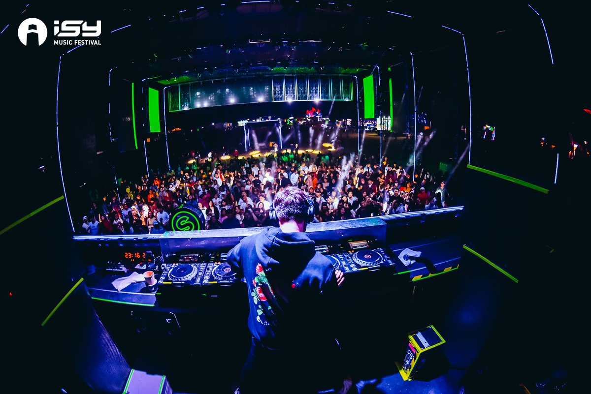 Live shows are slowly becoming the norm again! 🙌 Who are you going to see first once you get the chance? 🤩

📷: <a href="/CurbiOfficial/">curbi</a> at ISY Music Festival 2018 ​​
​
​#Curbi #SpinninRecords #SpinninFam
