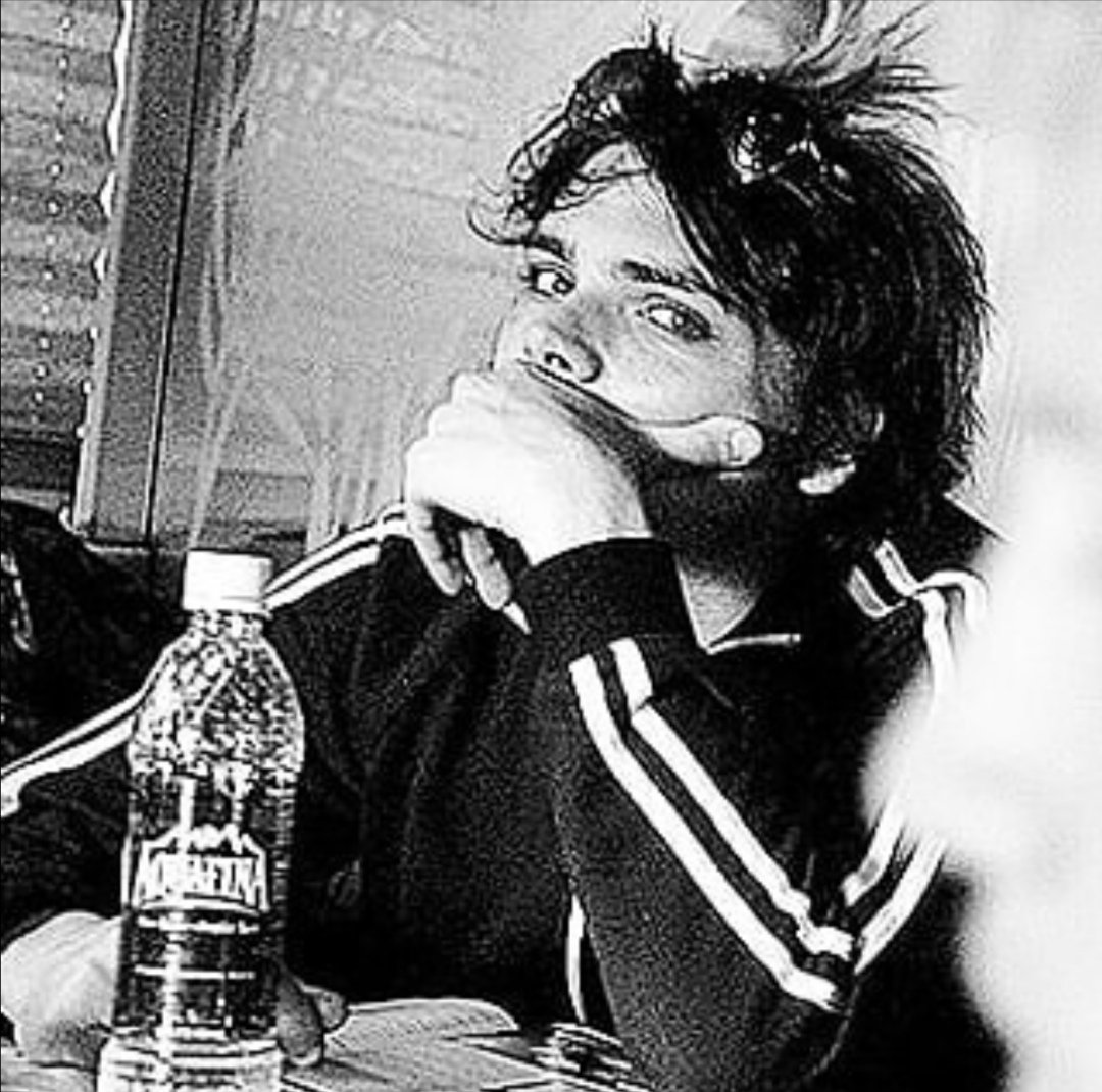 the haahoos are taking over so here's a thread of my fave gerard pics