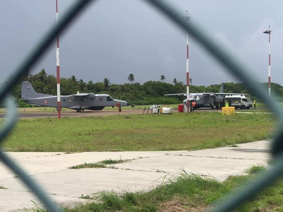 AfooMV's tweet photo. މިއަދު ފެންނަނީ ދިވެހި ސަރުކާރަށް ވުރެ  މި ހަތިޔާރު ނާޅާ ކަމަށް ބުނާ އިންޑިއާގެ ސިފައިނުން ގަދަކޮށްފަ އުޅޭ މަންޒަރު، ރާއްޖެ އަންނަ އިރެއް ދާއިރެއް އަދި އަންނަނީ ކިތައް މީހުންކަމެއް ހުދު ރާއްޖޭގެ އިމިގުރޭޝަންއަށްވެސް ނާންގާ!
#IndiaOut https://t.co/bvRa3E972a