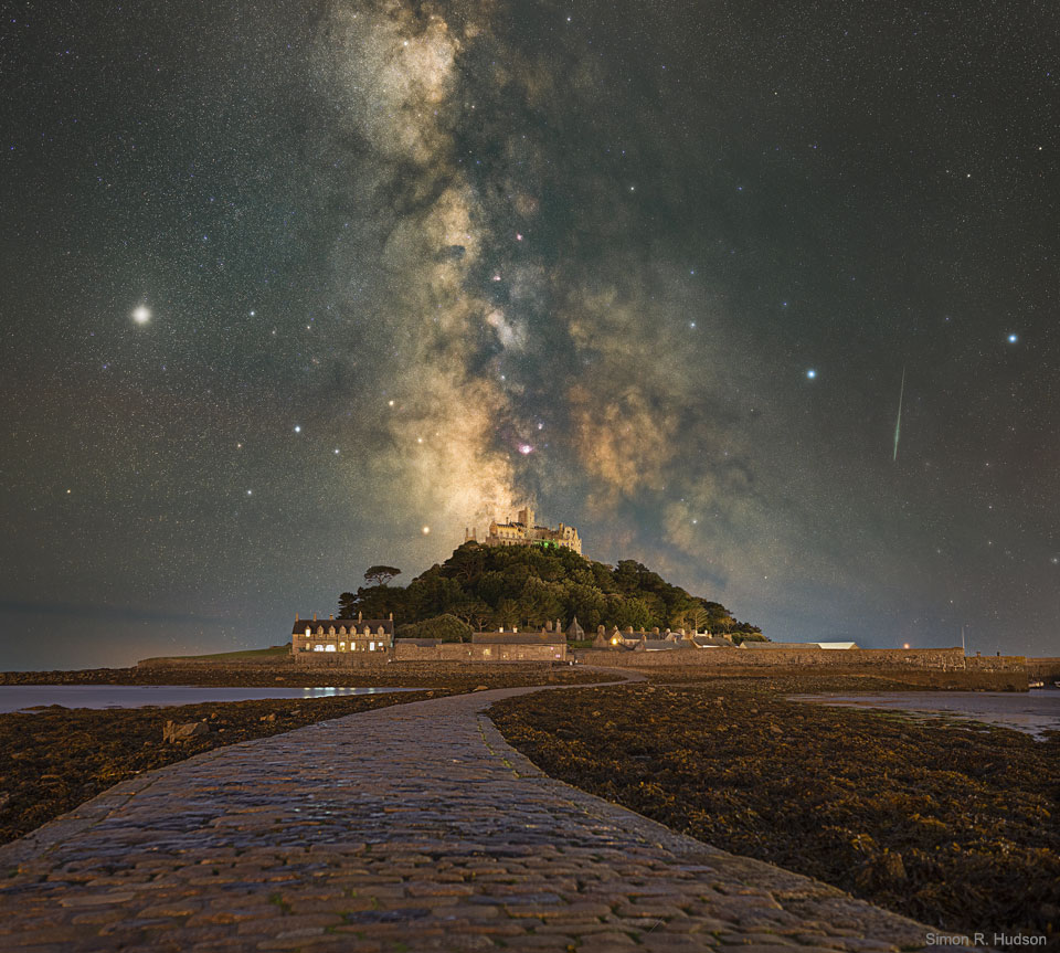 Vinay___Verma's tweet photo. The Milky Way over St Michael's Mount
Image Credit: Simon R. Hudson https://t.co/YKxeNxenhL