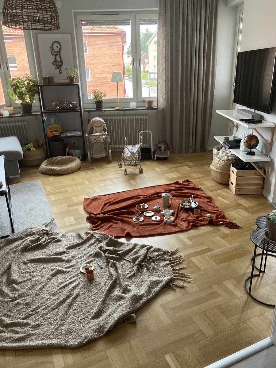 tornangen's tweet photo. Den nya favoritleken här hemma är pinickicki (picknick) och @GanningJonas får alltid en egen filt när Lexie dukar https://t.co/p55ShOo6dl