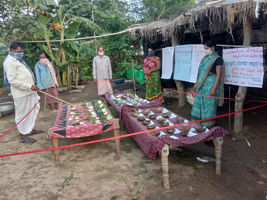 IGSSS's tweet photo. In four villages of Kalahandi, Odisha, people marked the #PoshanMaah by organising a knowledge exchange session where experienced farmers and women leaders of the villages shared their expertise &amp; demonstrated food varieties on a cot bed.
#POSHANMaah2020 #PoshanAbhiyaan https://t.co/fzKOFluHvW