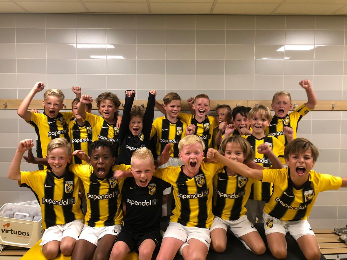 😁 Blije koppies bij Vitesse O10 na een overwinning op <a href="/necnijmegen/">N.E.C. Nijmegen</a> O10 

Goed gedaan jongens! 💪🏼

#Vitesse