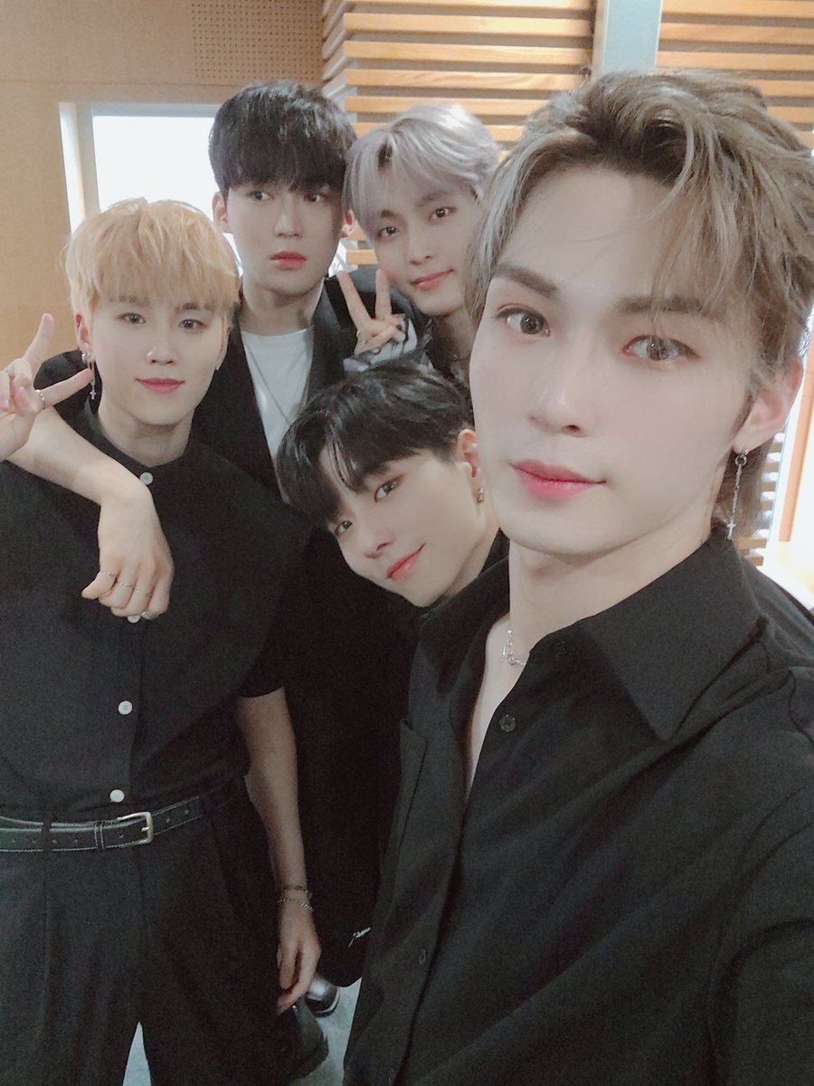 7OC_official's tweet image. [#7OC_Pick💌]

오늘의 멋찐 SOC이들😍
잠시 후 6시 #더쇼 에서 만나요!

#세븐어클락 #SevenOClock 
#HIGHWAY #HeyThere 
#이솔 #루이 #앤디 #태영 #한겸 #로즈