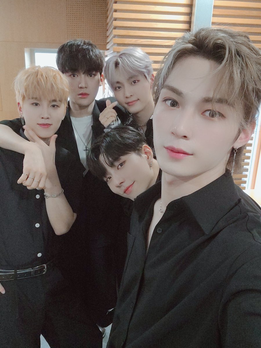 7OC_official's tweet image. [#7OC_Pick💌]

오늘의 멋찐 SOC이들😍
잠시 후 6시 #더쇼 에서 만나요!

#세븐어클락 #SevenOClock 
#HIGHWAY #HeyThere 
#이솔 #루이 #앤디 #태영 #한겸 #로즈