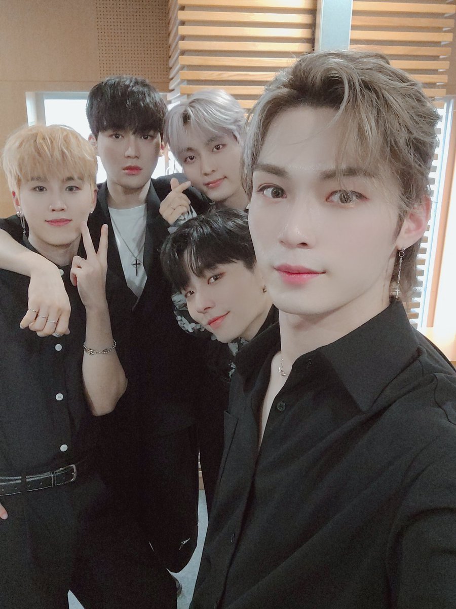 7OC_official's tweet image. [#7OC_Pick💌]

오늘의 멋찐 SOC이들😍
잠시 후 6시 #더쇼 에서 만나요!

#세븐어클락 #SevenOClock 
#HIGHWAY #HeyThere 
#이솔 #루이 #앤디 #태영 #한겸 #로즈
