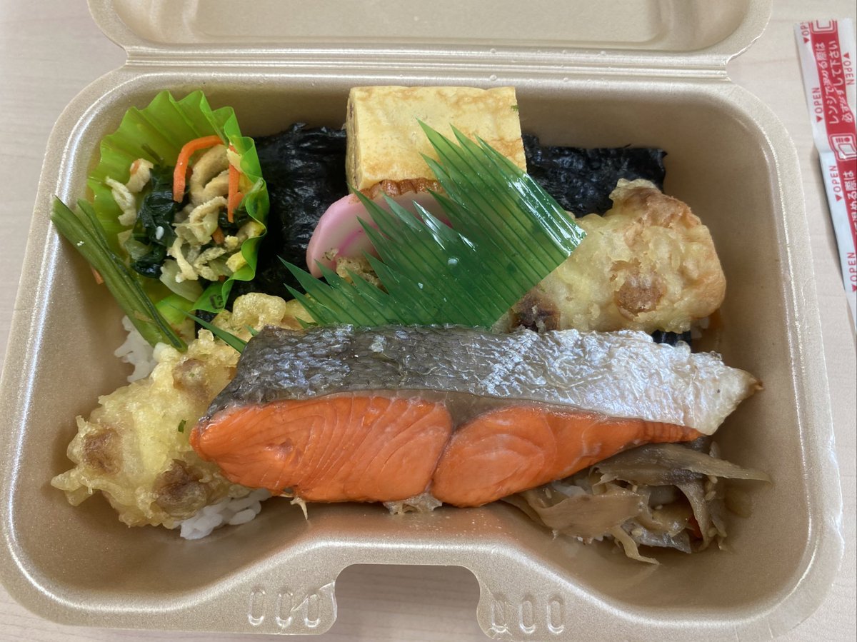 ずっと気になってたスーパーのお惣菜コーナーのこのお弁当

めちゃ美味そう\( 'ω` )/
これで380円オトク! 