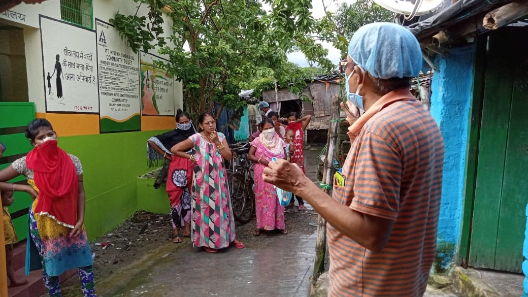 Water4People_IN's tweet photo. Living through a global pandemic @Water4People_IN team interacting with Khalbari community in #Kolkata near Kidderpore to take maximum precautions & the significance of following #SocialDistancing🧍↔️🧍norms, wearing of masks😷& not to spit in the open #COVID19 #UnlockingIndia https://t.co/cmxfRohdUv