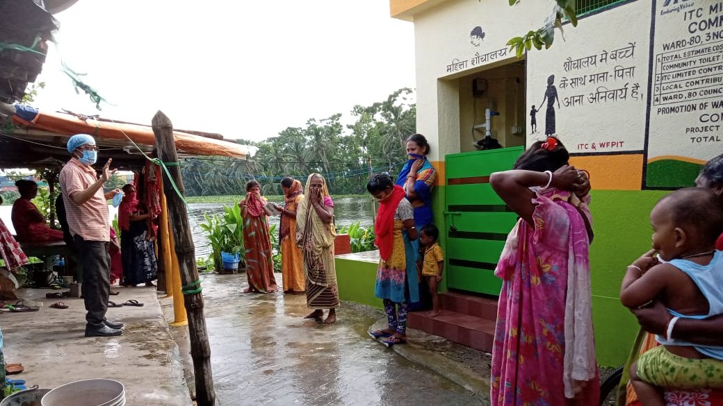 Water4People_IN's tweet photo. Living through a global pandemic @Water4People_IN team interacting with Khalbari community in #Kolkata near Kidderpore to take maximum precautions & the significance of following #SocialDistancing🧍↔️🧍norms, wearing of masks😷& not to spit in the open #COVID19 #UnlockingIndia https://t.co/cmxfRohdUv