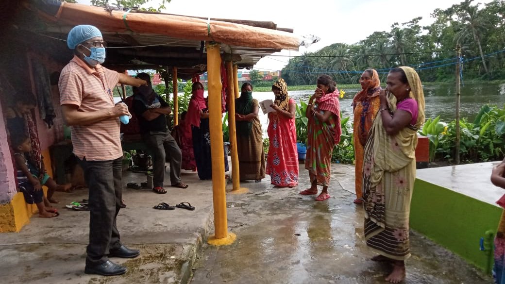 Water4People_IN's tweet photo. Living through a global pandemic @Water4People_IN team interacting with Khalbari community in #Kolkata near Kidderpore to take maximum precautions & the significance of following #SocialDistancing🧍↔️🧍norms, wearing of masks😷& not to spit in the open #COVID19 #UnlockingIndia https://t.co/cmxfRohdUv