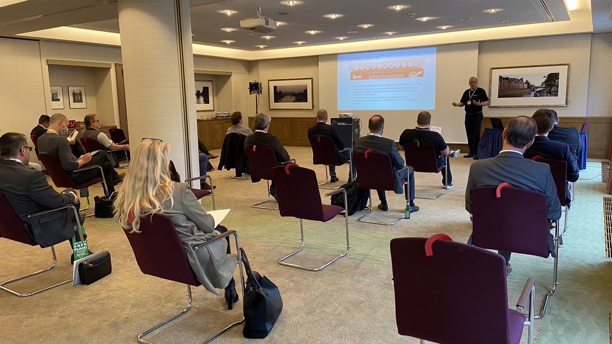 vogelitakademie's tweet photo. Über die dunkle Seite des Web - Trickbetrug und Datendiebstahl, berichtet Thomas Fleischmann von @watchguard heute auf unserer Security Conference in Hamburg! #safeconferencing #sectechcon #security https://t.co/sCGF7RmEBV