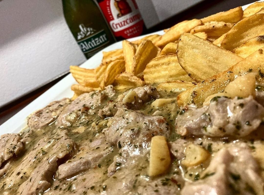 Las exquisiteces que sirven en Café - Bar “El Andén” siempre saben mejor acompañadas de una <a href="/Cruzcampo/">Cruzcampo #ConMuchoAcento</a> o de una #Alcázar😍
¡Hechas en Jaén!💪

#Bevald #Cerveza #Hostelería #FuerzaBar #Jaén