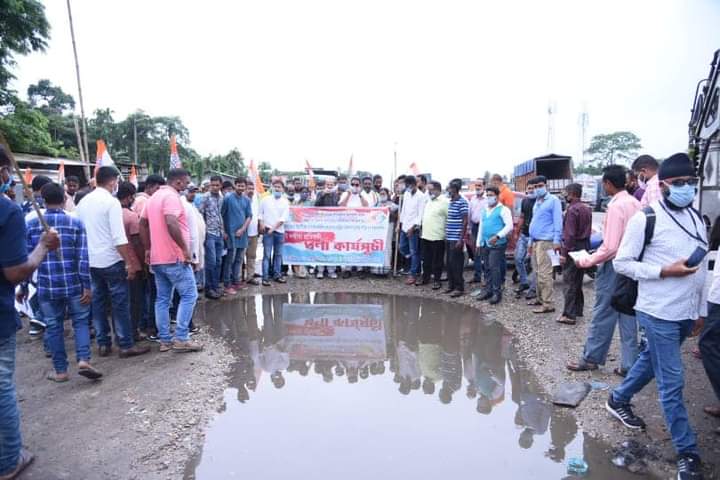 INCAssam's tweet photo. #Bihali and #Baghmora BCC staged agitational programme against the adversity of National Highway today at #Borgang in presence of @INCAssam President, MP @ripunbora and many senior leaders. https://t.co/lMSHRjap3C
