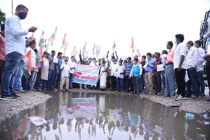 INCAssam's tweet photo. #Bihali and #Baghmora BCC staged agitational programme against the adversity of National Highway today at #Borgang in presence of @INCAssam President, MP @ripunbora and many senior leaders. https://t.co/lMSHRjap3C