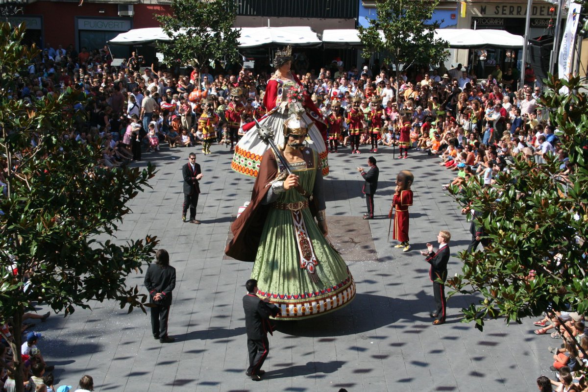 SrAumatell's tweet photo. [2007] Avui a les 12 en punt ballarien els gegants a la Plaça Major! Us deixo aquesta foto del 2007.

Bona diada del Tura!!!

(Autor: Jaume Aumatell)

#FdT20 #CulturaPopular #Olot #Garrotxa https://t.co/QGqFOoJEkE