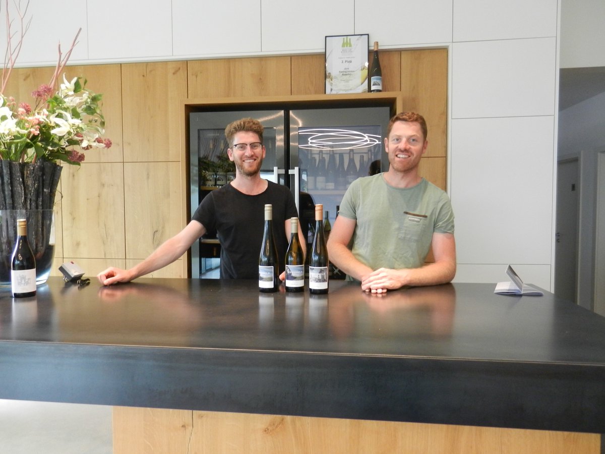 wirsindheimat's tweet photo. Die Brüder Stephan und Georg Schwedhelm keltern Weine, die so eigenwillig sind wie sie selbst: Pur und geradlinig. Das spiegelt sich auch in der Gestaltung ihrer Vinothek wider. Foto: Lena Pröhl: https://t.co/17yRGzOEPm.
#wirsindheimat #donnersbergkreis #baukultur #vinothek #wein https://t.co/hUGzfM91Pn
