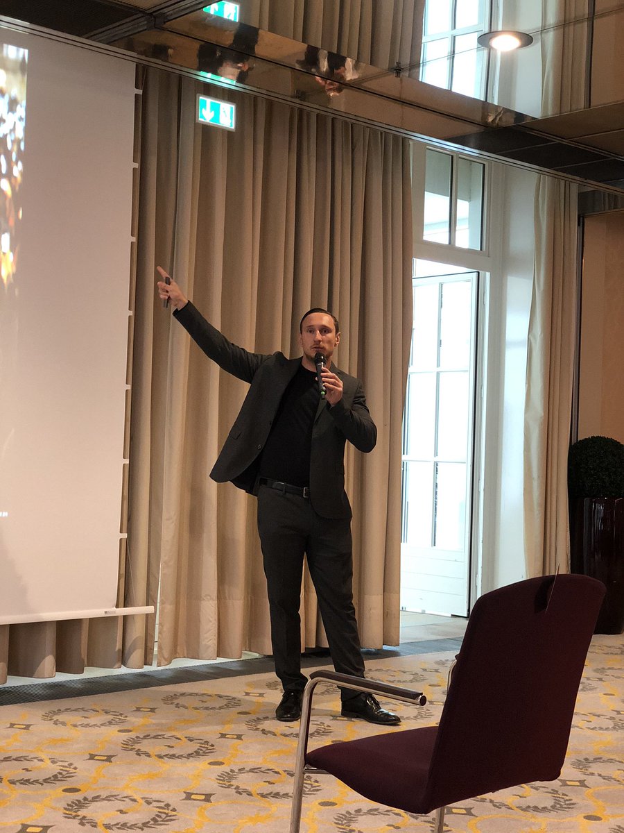 vogelitakademie's tweet photo. Unglaublich, die Stories von Tom Weinert von der Kriminalpolizei: Der größte Feind des Menschen ist die Faulheit - was auch die persönlichen Daten leiden lässt. #sectechcon https://t.co/VsToYu4Wjd