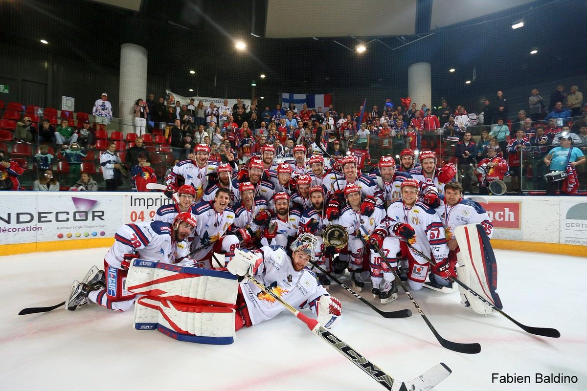 bruleursdeloups's tweet photo. 🏆Il y a 3 ans jour pour jour les #BDL reportaient le Trophée des Champions 2017. Une victoire 6-4 face aux @Lesrapacesdegap  ! #Souvenirs #BDLNation #VivementLaReprise https://t.co/tUouDZeWEb