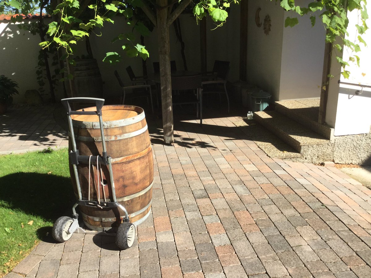 eigenwijze39's tweet photo. I just ordered a wine and it was delivered...@Porkyaskew @jonbergerdaniel not knowing this was the quantity.... #apelton #tschida @Land_Burgenland anyone fancy a drink? @PNH_Hotelier how do you order one glass of wine? https://t.co/qkTE5G1LOd