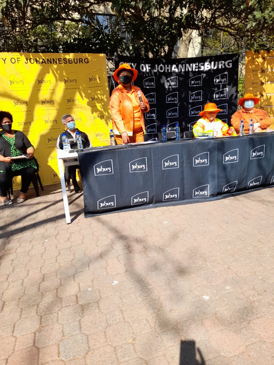CoJTransport's tweet image. MMC Transport Cllr @NHMakhuba,  addressing the  residents of Region E ,in Sandton
#WeServeJoburg #Level2Lockdown
#transportingJoburg  #RegionalVSBlitz