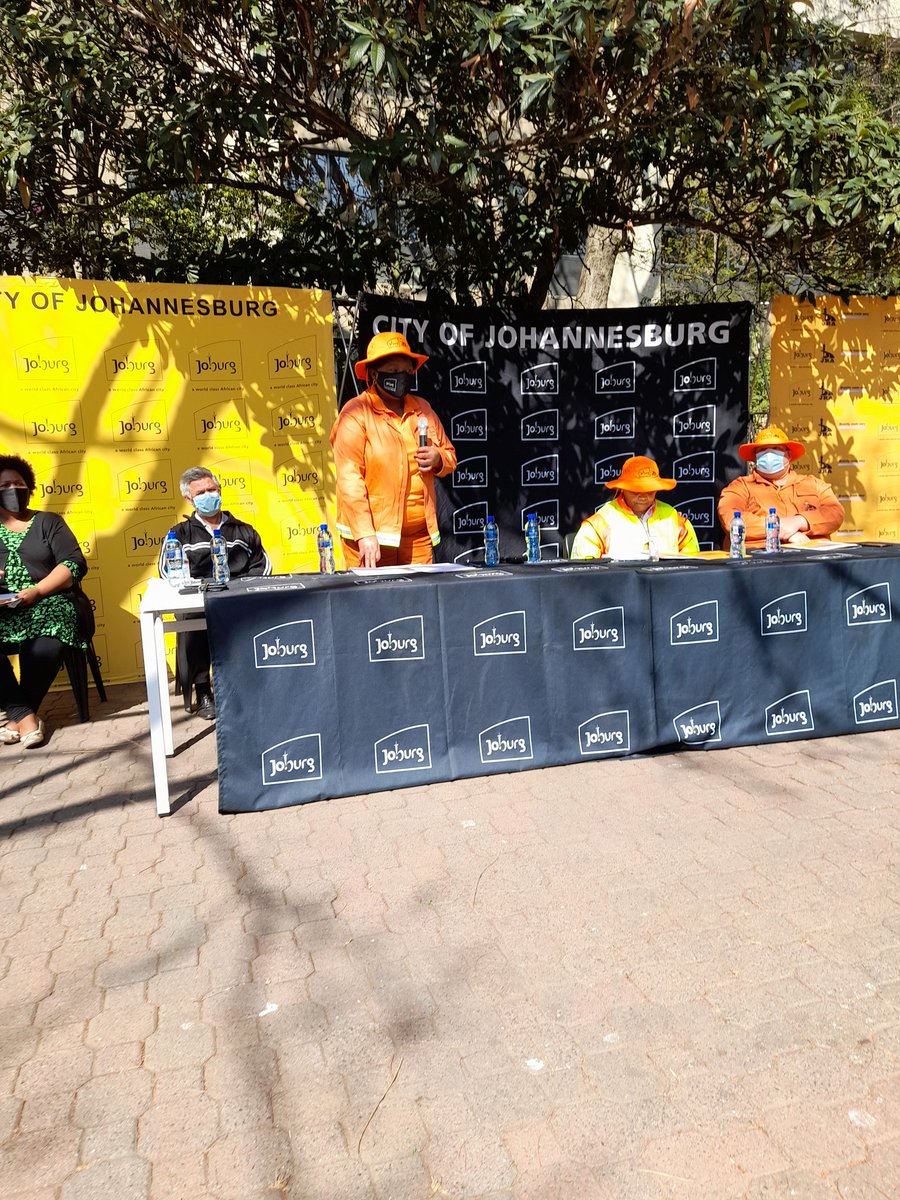 CoJTransport's tweet image. MMC Transport Cllr @NHMakhuba,  addressing the  residents of Region E ,in Sandton
#WeServeJoburg #Level2Lockdown
#transportingJoburg  #RegionalVSBlitz