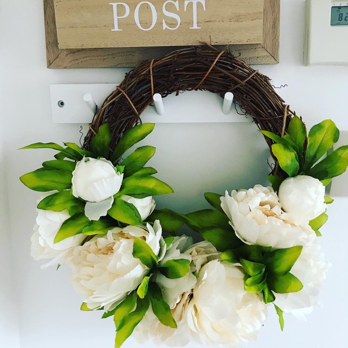 HomeCraftMumma's tweet photo. How do you all keep the post #organised in your home? I recently got this post and keys station from @bmstores &amp; gave it the HCM treatment with my first attempt at a floral wreath! I am obsessed 🌿 https://t.co/1EpFdsUkfI