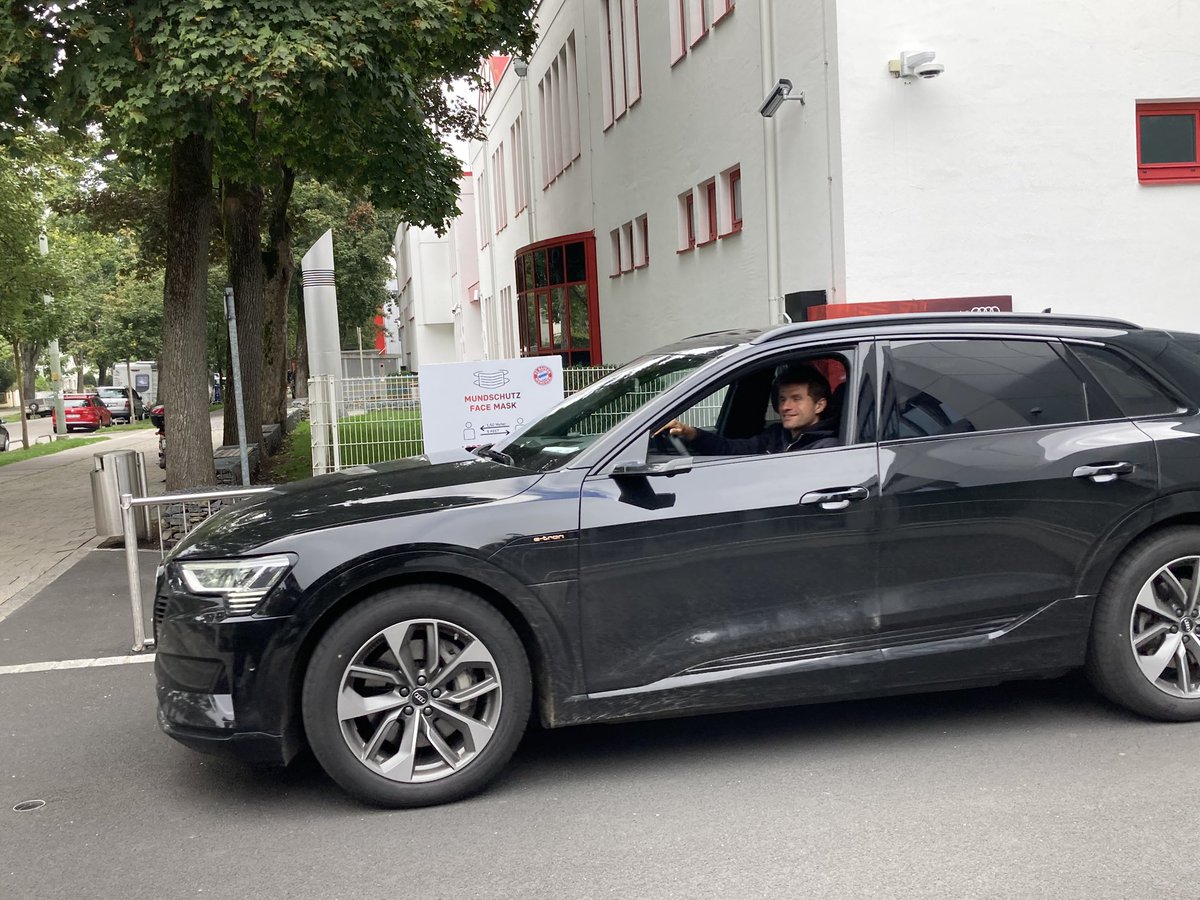 Thomas Müller and co back at Säbener Straße for their PCR tests today. The first cyber training is scheduled for 11:00. [<a href="/mano_bonke/">Manuel Bonke</a>]