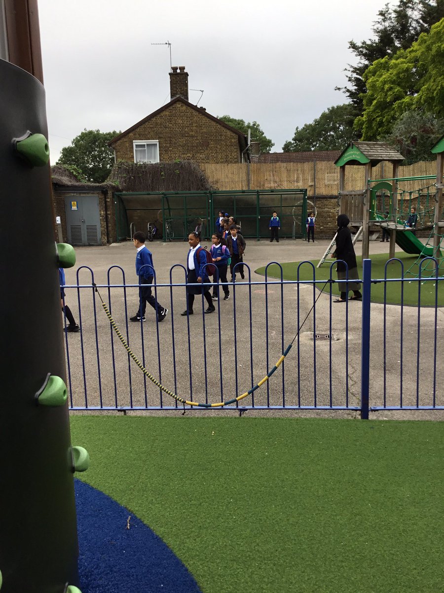 GainsboroughEko's tweet photo. Welcome back Year 3 & 4! #gpsfamily #ekotrust https://t.co/c8pJU2REwc