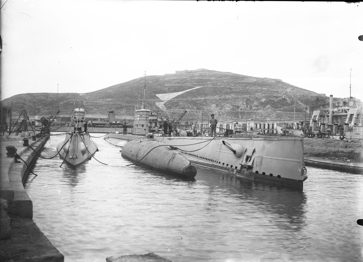 ArchivoGRMurcia's tweet photo. #TalDíaComoHoy, en 1888, se botó en el Arsenal de San Fernando, en #Cádiz, el primer submarino operativo de la Armada, inventado por #IsaacPeral. Actualmente se encuentra en el #MuseoNavalCartagena

Compartimos las 📷de su traslado al Arsenal de Cartagena en 1929, del fondo Casaú https://t.co/kTISw628Q4