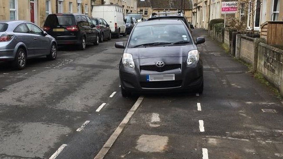 BBCSussex's tweet photo. Should parking on the pavement be banned?
The Government is consulting on banning the practice in England. 
https://t.co/XVqJbGy1GC https://t.co/tBgk7tl9Op
