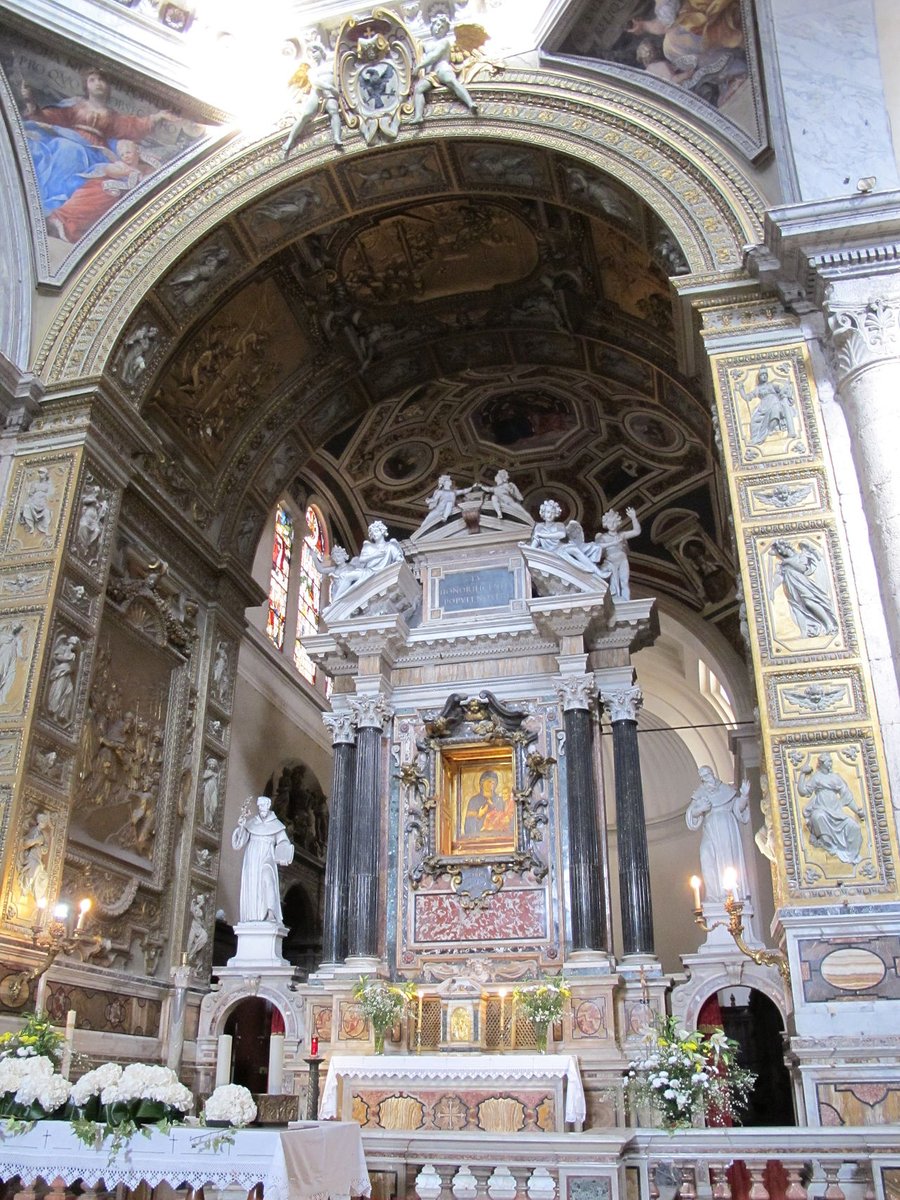 il grande arco del presbiterio è decorato da formelle di stucco dorato e da cinque grandi scene che ricordano la leggendaria fondazione della chiesa #santamariadelpopolo