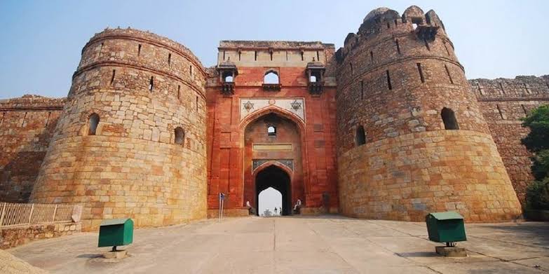GauraavSainii's tweet photo. #PuranaQila, also known as the fort of Pandavas was once the #PandavasIndraprasthaCastle. In #Mahabharata , it is mentioned that that the protector of #Khandavprastha was #Indradeva. This is also one of the reasons that it is known as #Indraprastha. https://t.co/tNaHeCqwVA