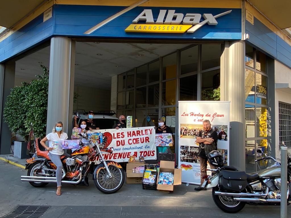 LaVoixDunAnge's tweet photo. Ce matin, remise par les Harley du coeur de fournitures scolaires et jouets neufs aux Dames de Lenval, représentée par Mme Céline ALUNNI , pour les enfants fragilisés et hospitalisés. 
#myperfectlink #harleyducoeur #partage #bonheur #fondationlenval #albax #SeptembreEnOr https://t.co/hGKeh7JCna