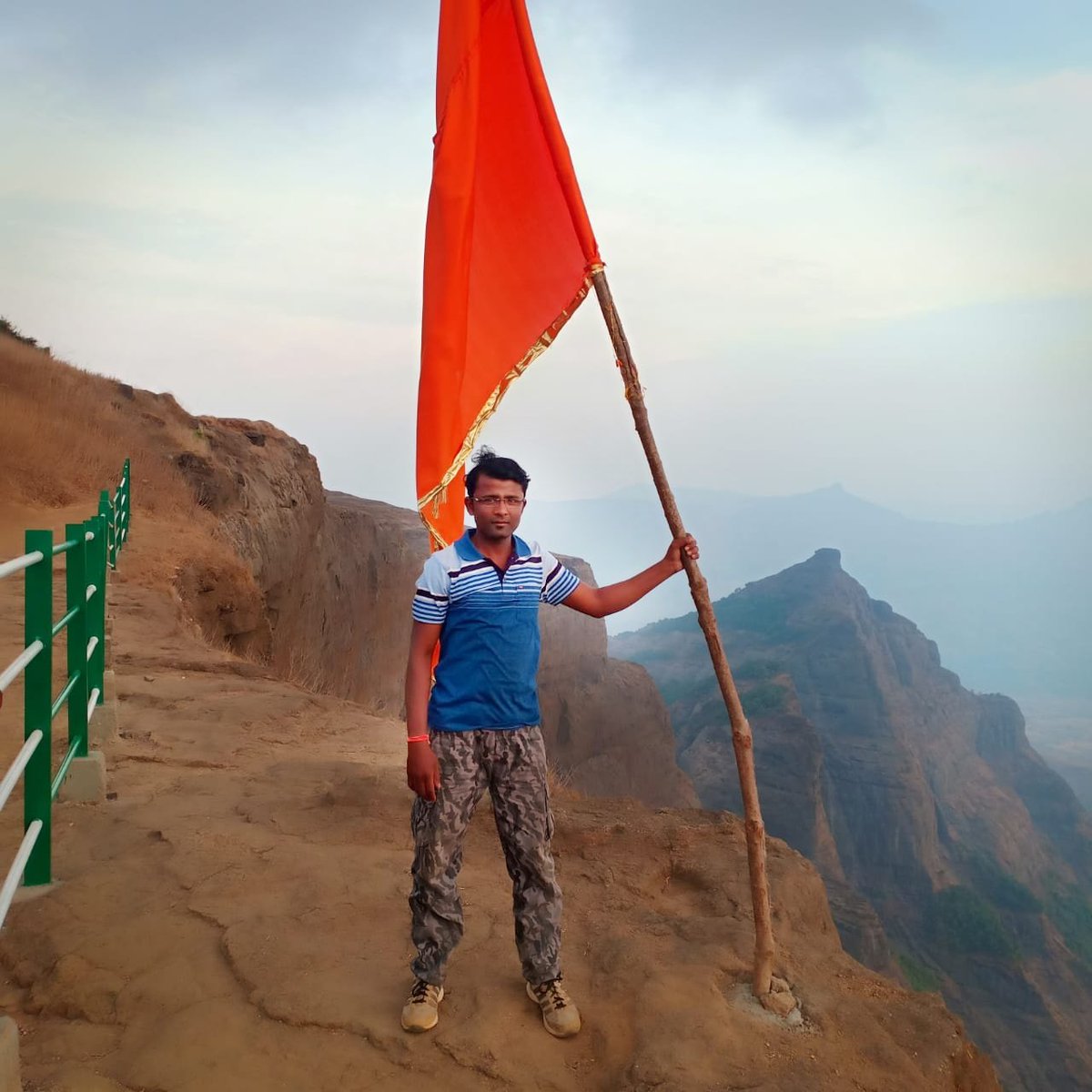 KoliRevan's tweet image. रक्तात '#शिवराय' असणाऱ्यांच पहिले प्रेम हे '#सहयाद्री' असते..🚩
मित्रांसोबत हरिश्चंद्रगड व कोकणकडा पर्वतरांगा ट्रेक पूर्ण.. ⛰
 #2k19 #NewProfilePic2️⃣0️⃣2️⃣0️⃣